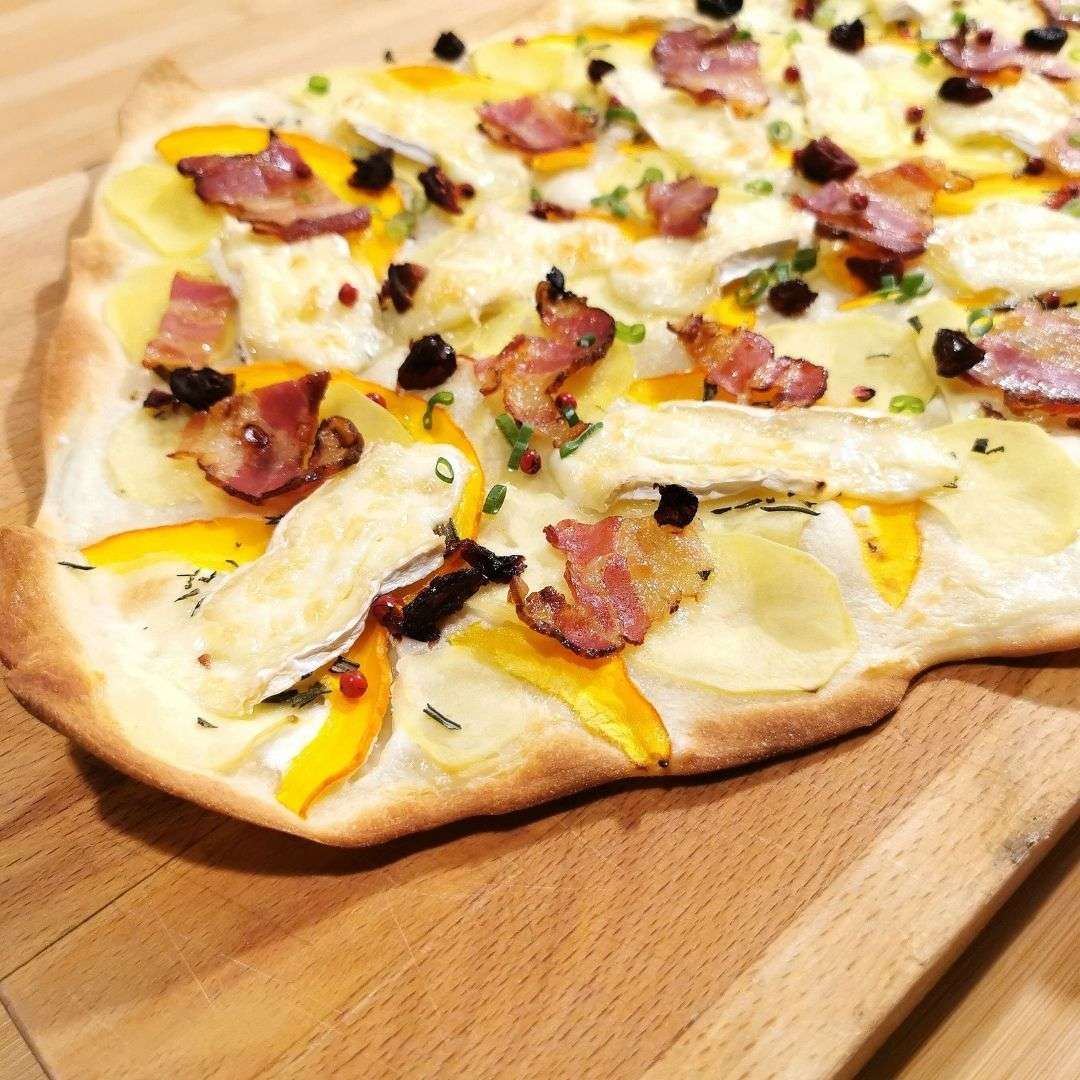 Flammkuchen mit Kürbis, Brie und Speck