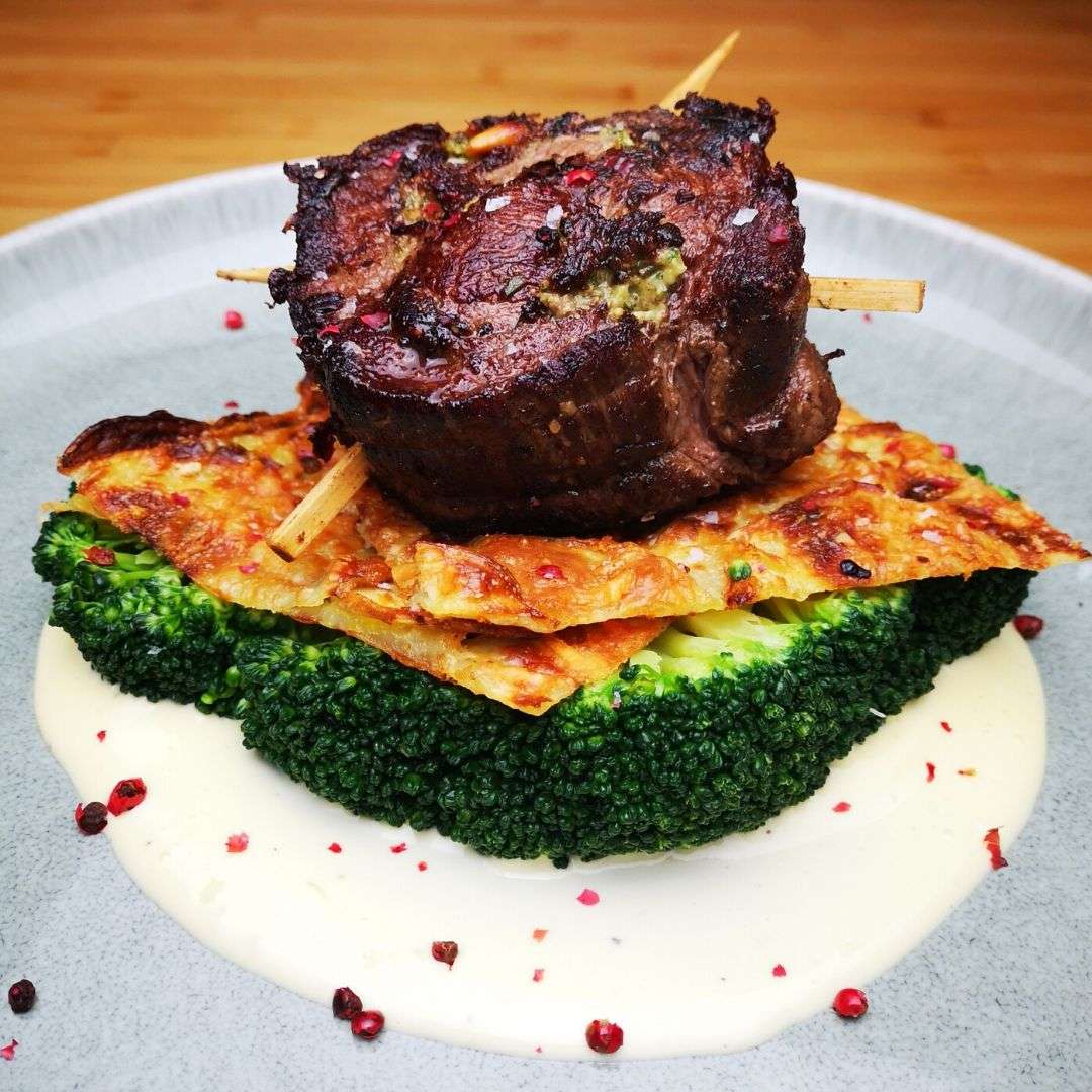 Gerolltes Rinderfilet mit Kartoffelblättern und Sauce Hollandaise