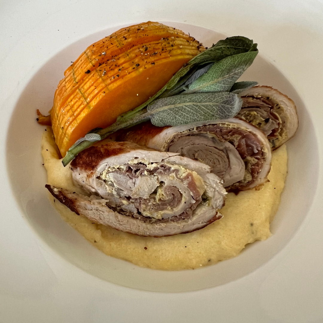 Schweine-Involtini mit Parmesan-Polenta und Ofenkürbis